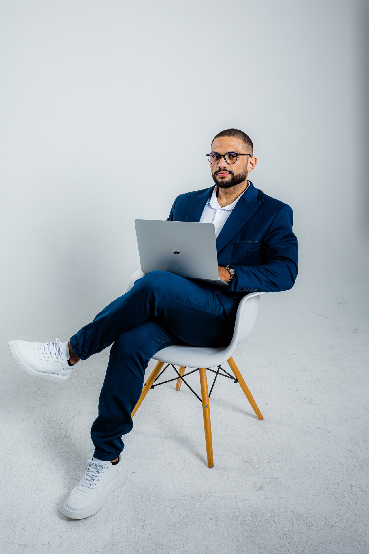 Matheus Rodrigues — terno + notebook · noite 1